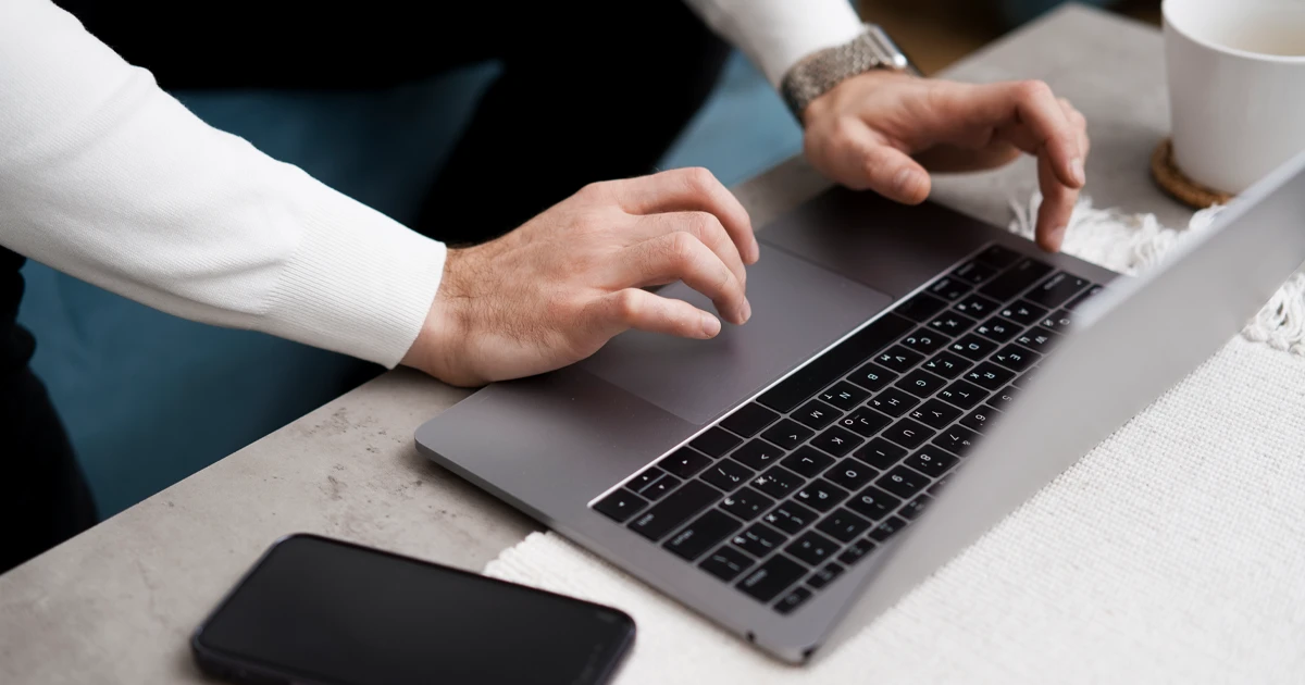 A pályázatíró online benyújtja az elkészült pályázati anyagot.